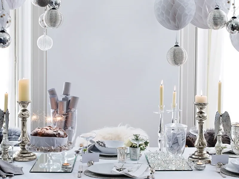 tavola di Natale in bianco e argento