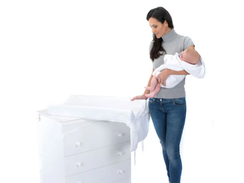 mamma bambino e fasciatoio