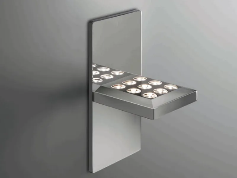 luci led da parete su montatura in metallo a sua volta montata ortogonalmente su placca in metallo  