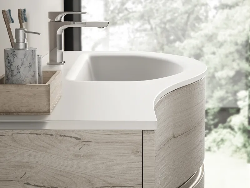 Il top con lavabo integrato è in Mineralsolid e segue le forme sinuose della base