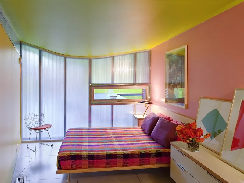 soffitto chiaro e lucido per una stanza più ampia e ariosa