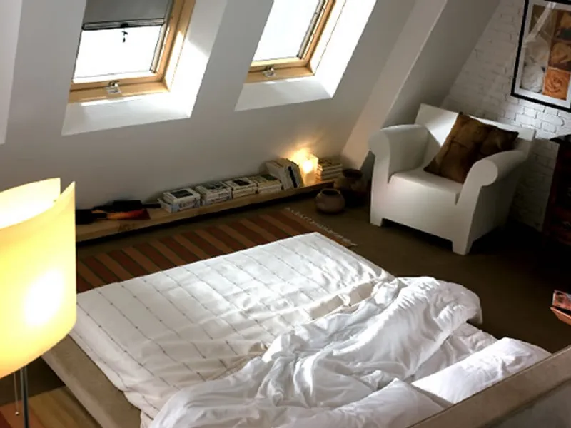 Mansarda arredamento moderno con finestre Claus