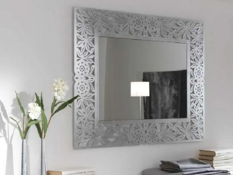 specchio con cornice moderna