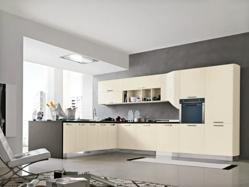 cucina color crema con piani di lavoro neri, forno incassato,