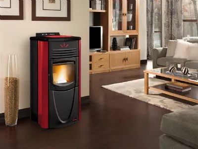 Stufa a pellet Nordica modello Gaziosa Steel Plus con rivestimento in acciaio verniciato e top in maiolica, focolare in ghisa estraibile e cassetto cenere