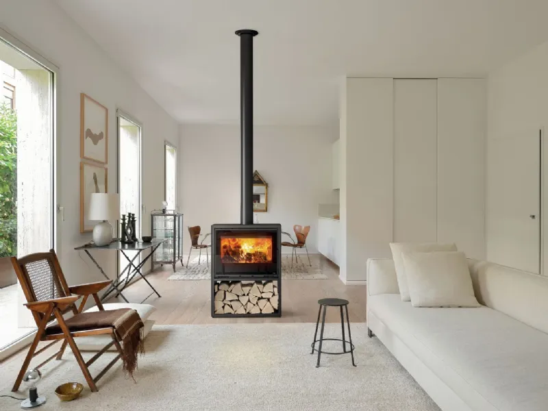 Steel Case, la stufa a legna di MCZ, un design elegante e moderno posizionabile anche a centro stanza