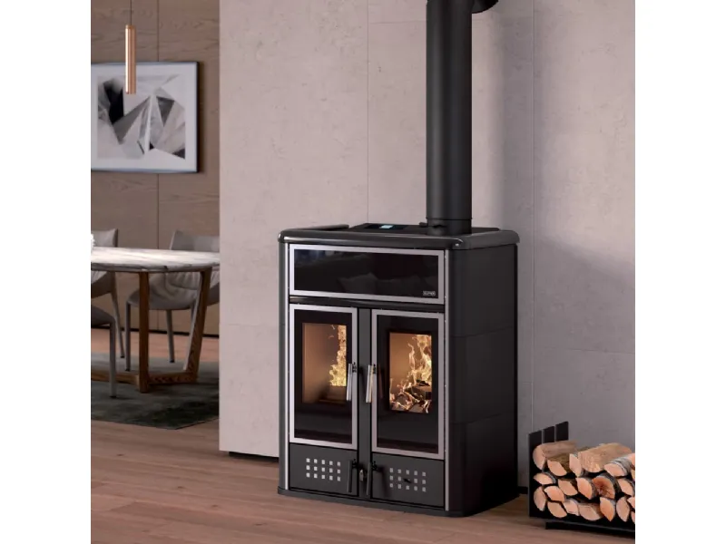 Stufa ibrida legno/pellet modello Dual di Klover con centralina elettronica che consente di gestire la caldaia