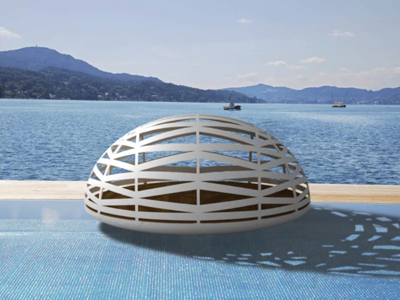 gazebo design semisferico a bande intrecciate color ecrù naturale, inserito in piscina con mare sullo sfondo