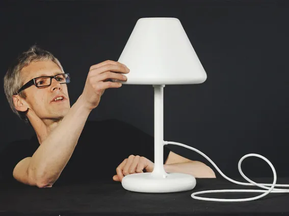 lampada con uomo