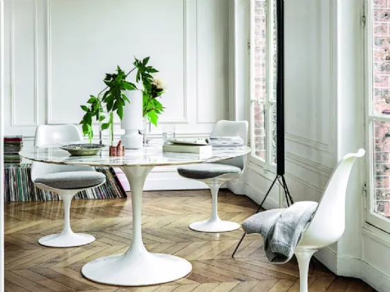 Tulip di Knoll, tavolo rotondo con piano in marmo e base in alluminio