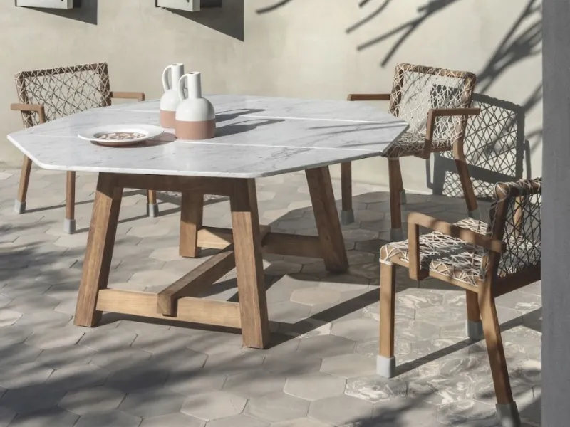 Ethimo - Tavolo con piano in marmo e sedie in teak e corda intrecciata della collezione Rafael
