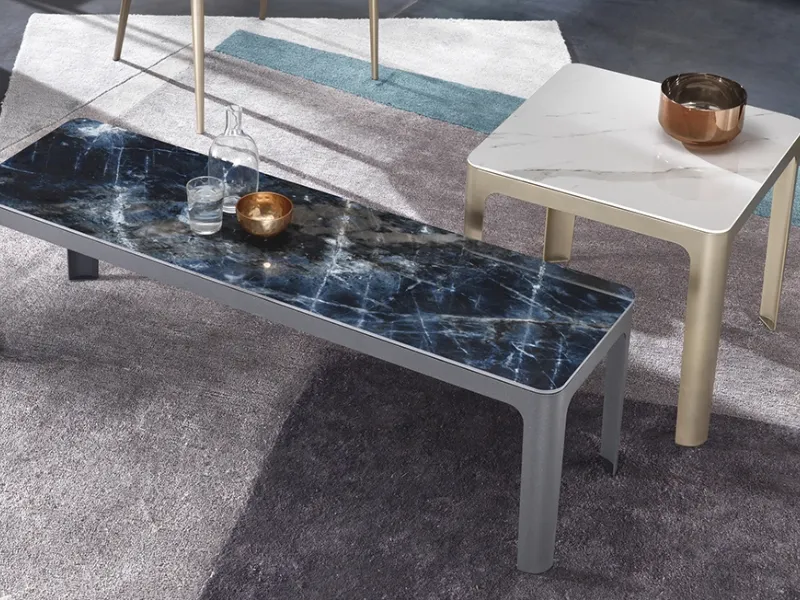 Corner di Riflessi. Serie di tavolini con struttura in metallo e piano in cristallo o ceramica