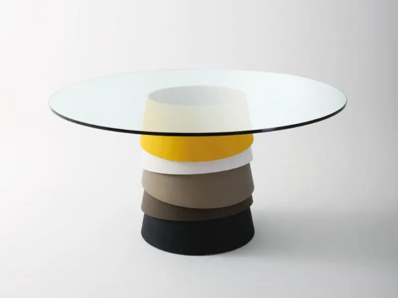 Tavolino fatto con cappelli