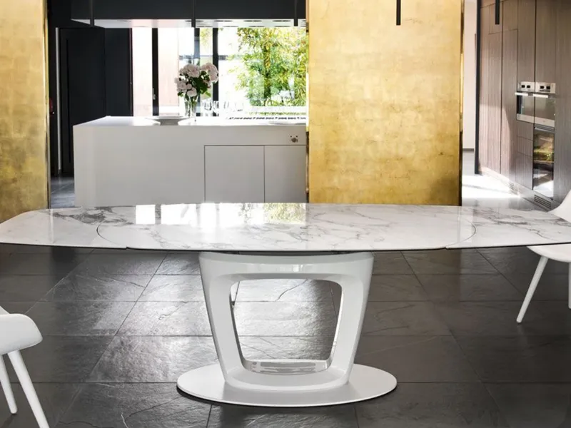 Tavolo allungabile Orbital di Calligaris design Pininfarina – basamento centrale a colonna e piano ellittico in ceramica – larghezza 165/255 cm