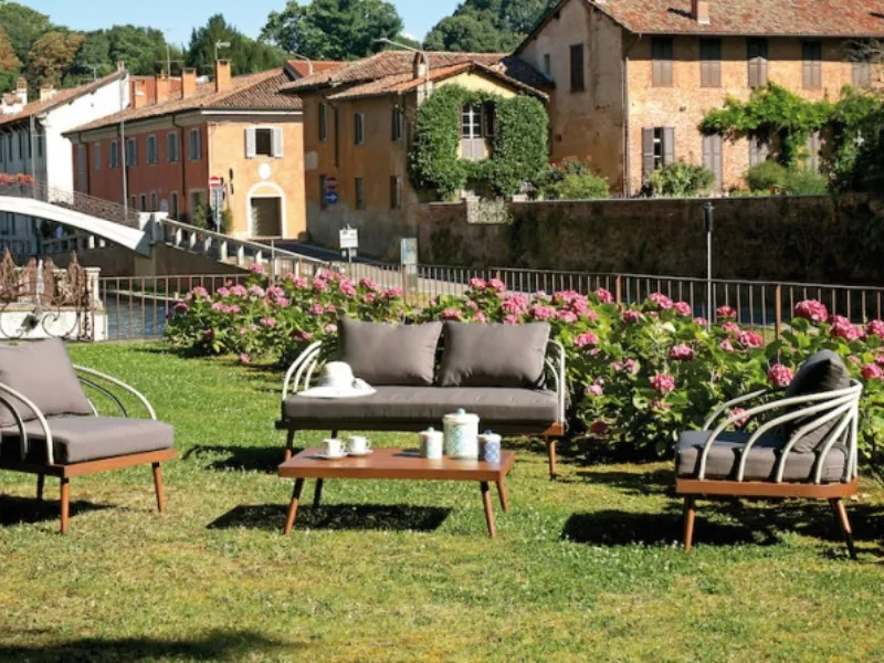 Tavolo con sedie giardino