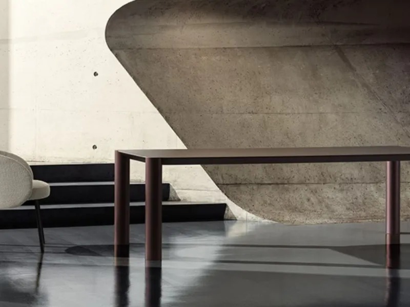 Cyclop, tavolo di Frigerio senza spigoli dal design raffinato e minimale