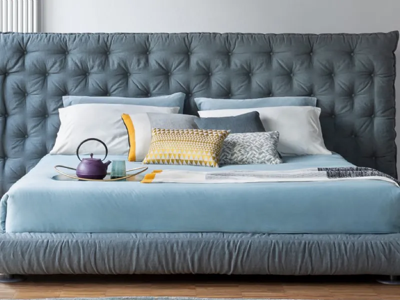 Letto con testata imbottita Full Moon di Giuseppe Viganò per Bonaldo