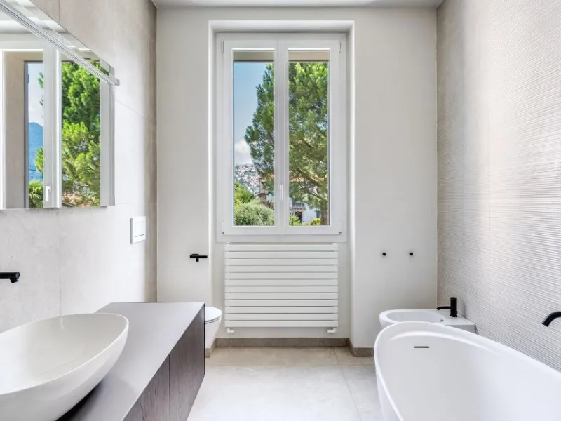Ogni ambiente è vestito con personalità nella villa a Cernobbio