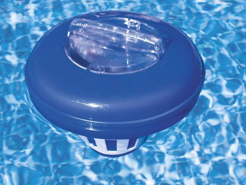 Dispenser galleggiante per pastiglie di cloro