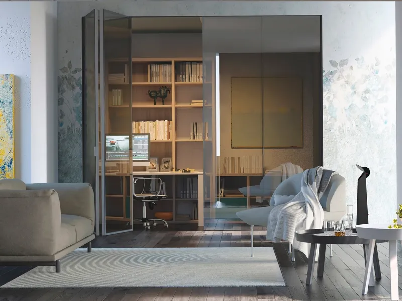 Sono a libro le ante dell'angolo studio vetrato realizzato con una delle tante proposte Doors di Dielle Domus
