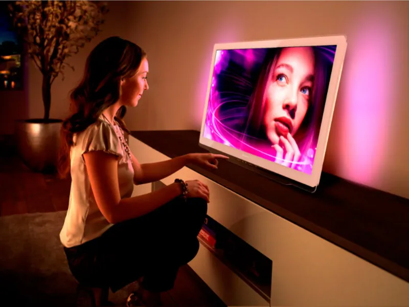 Ragazza vicino alla tv che guarda ragazza in tv
