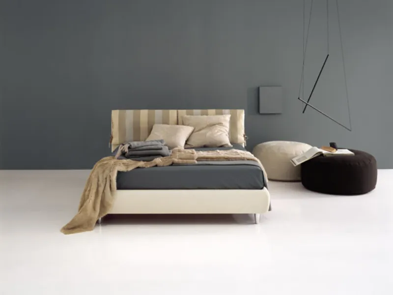 Letto matrimoniale abbinato ai pouf