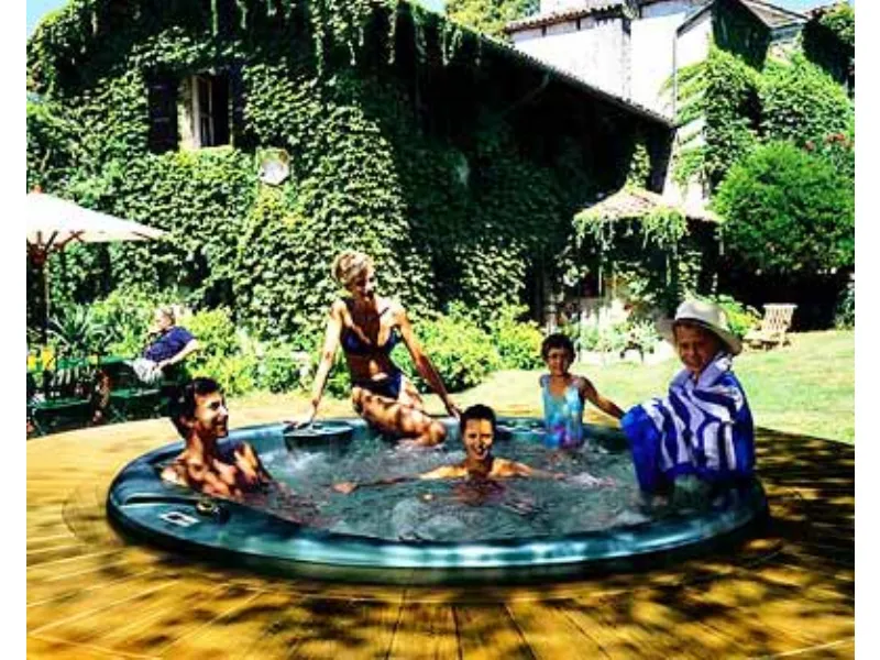 piscina con famiglia