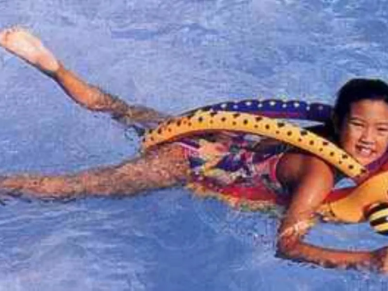 bambini in piscina