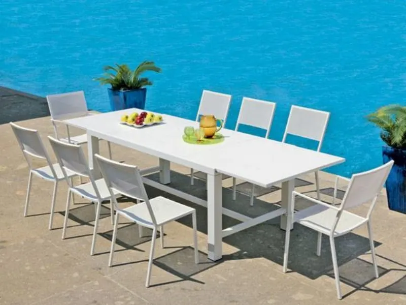 Tavolo per cena in piscina