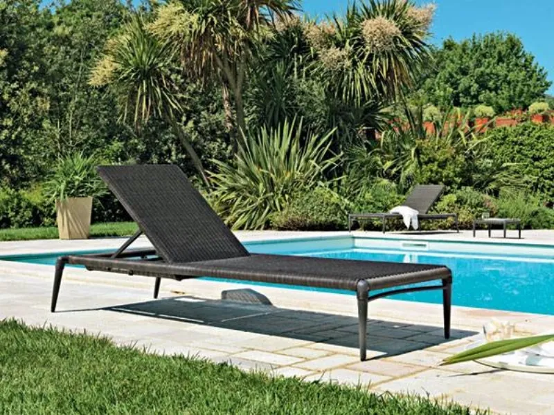 Lettino sdraio in piscina
