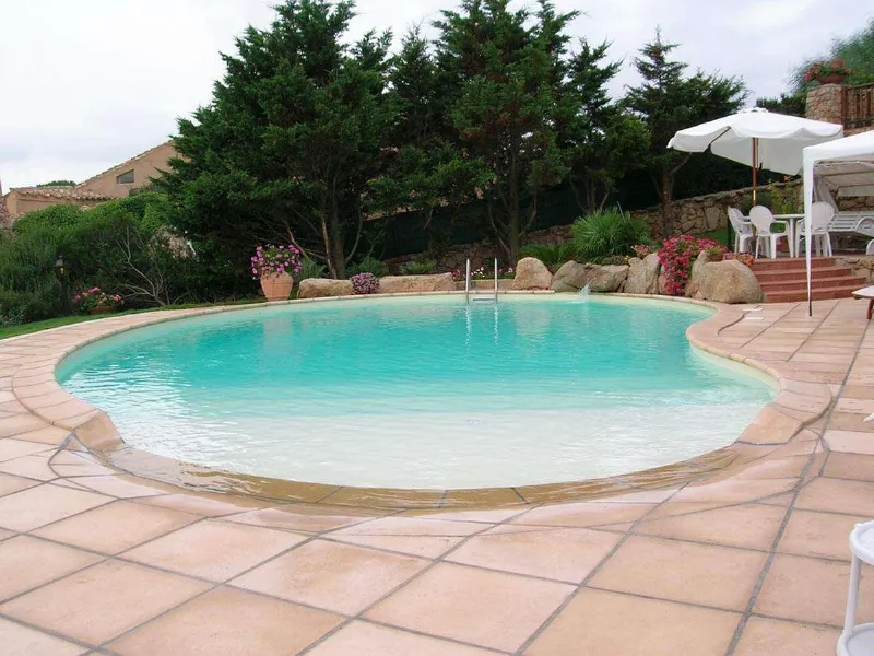 Diverse forme, bordi, pavimentazioni per la linea Libera di Busatta Piscine
