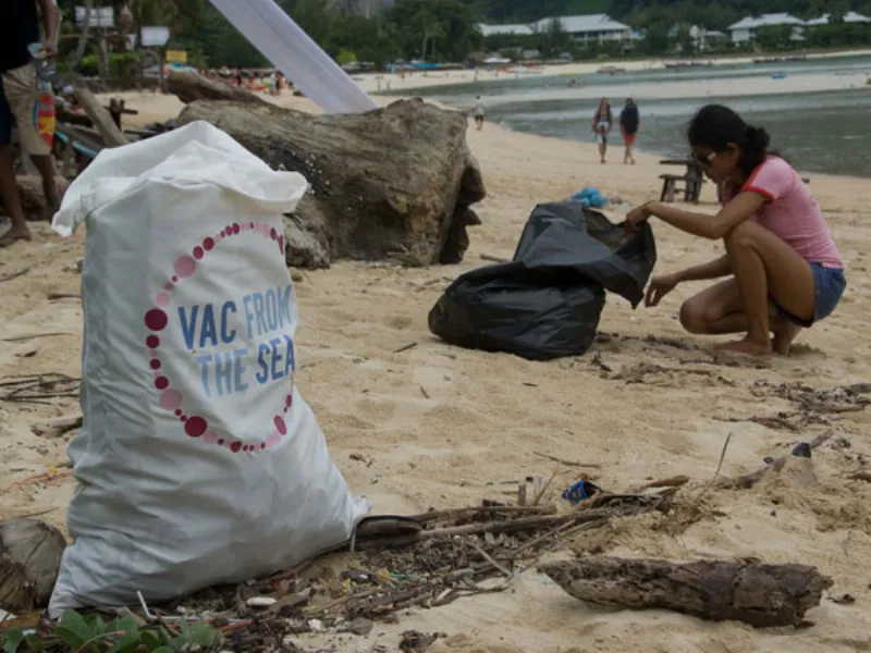 Raccolta rifiuti sulla spiaggia