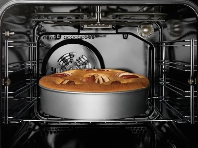torta alle mele in cottura in forno aperto