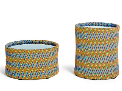 tavolini rivestiti in fibre intrecciate a trama etnica dai colori arancio, azzurro, giallo e verde 
