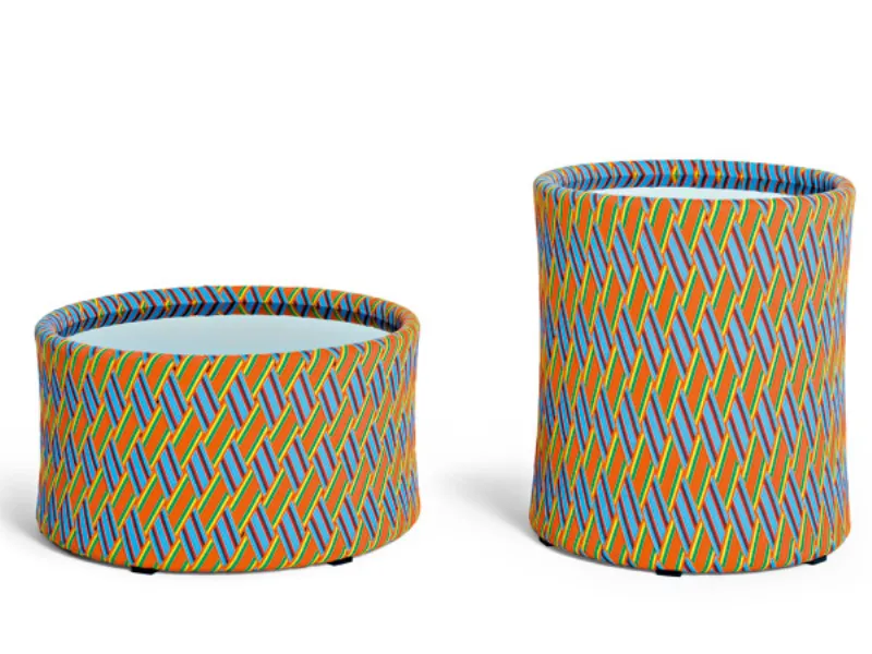 tavolini rivestiti in fibre intrecciate a trama etnica dai colori arancio, azzurro, giallo e verde 