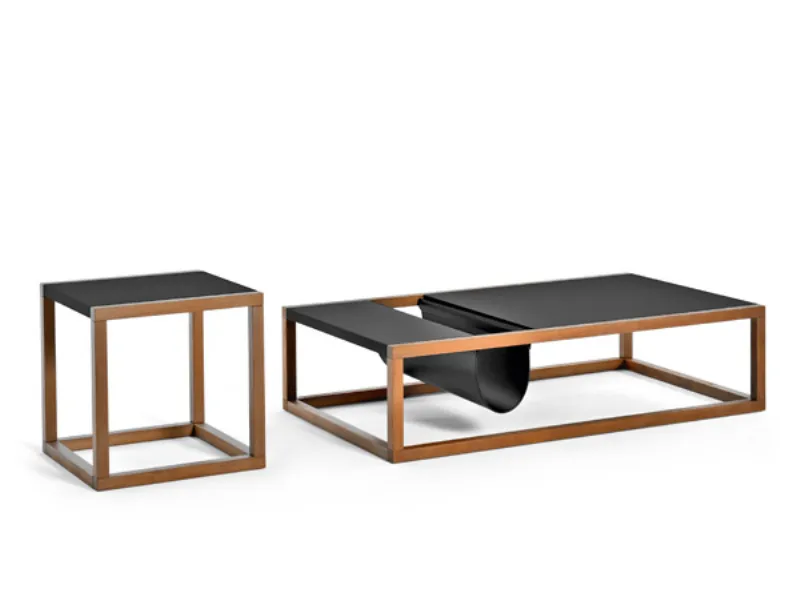 divano e poltrona con struttura in alluminio nero, cuscini arancio chiaro e scuro per il divano, beige scuro e chiaro per la poltroncina 