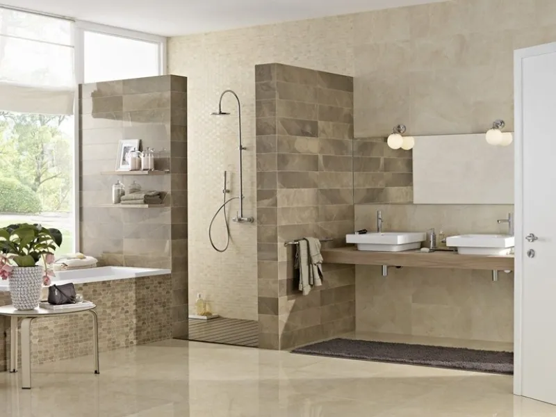 Bagno con vasca e doccia