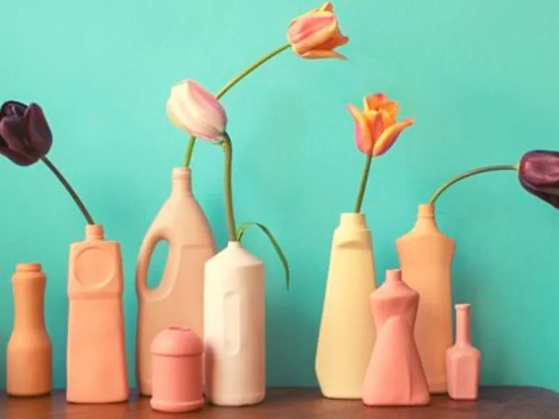 Uso fai da te bottiglie di plastica per i fiori