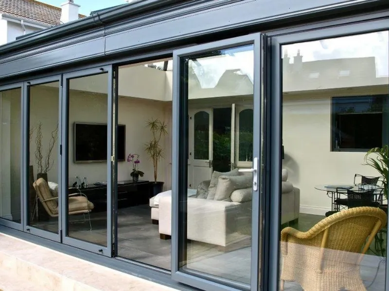 Un terrazzo con ampia veranda