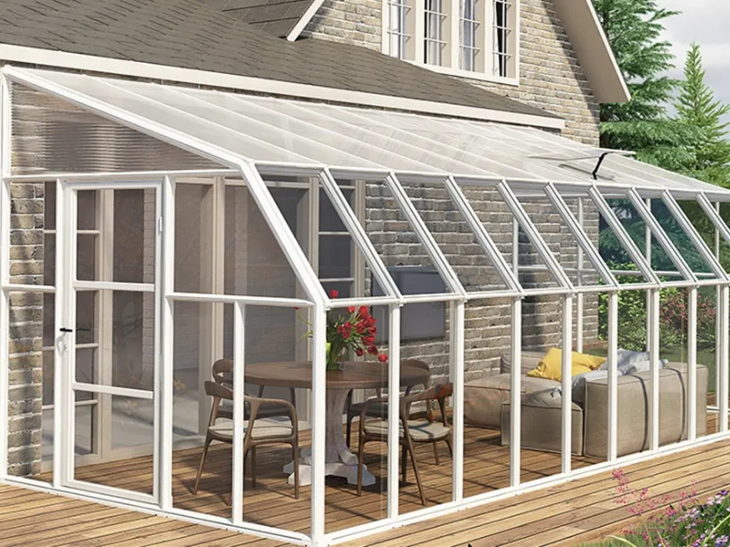 Ampliamento dell'immobile con veranda esterna su spazio pavimentato