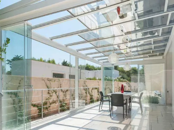 Veranda in alluminio con tetto apribile di Spazi Più