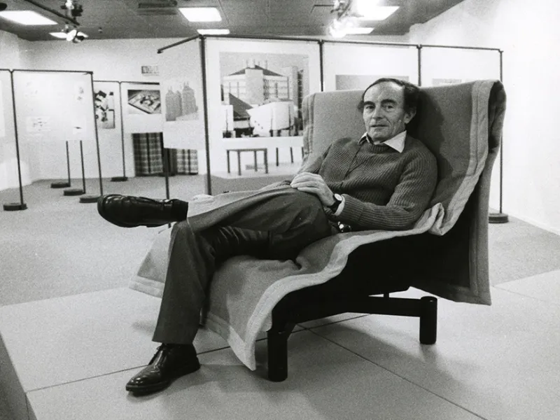Ludovico Magistretti durante una mostra espositiva, 1961