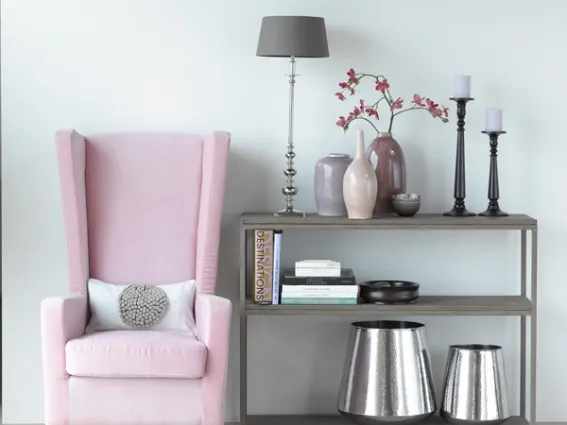 Poltrona rosa e credenza grigia